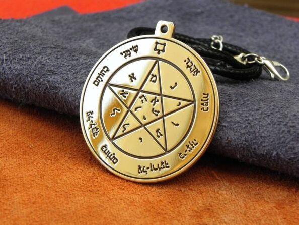 Solomon's five-pointed star as an amulet of good luck