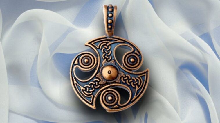 Love and luck pendant amulet
