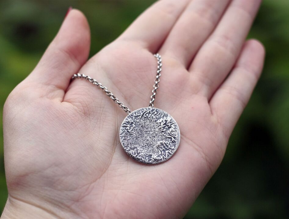 Coin amulet that attracts money